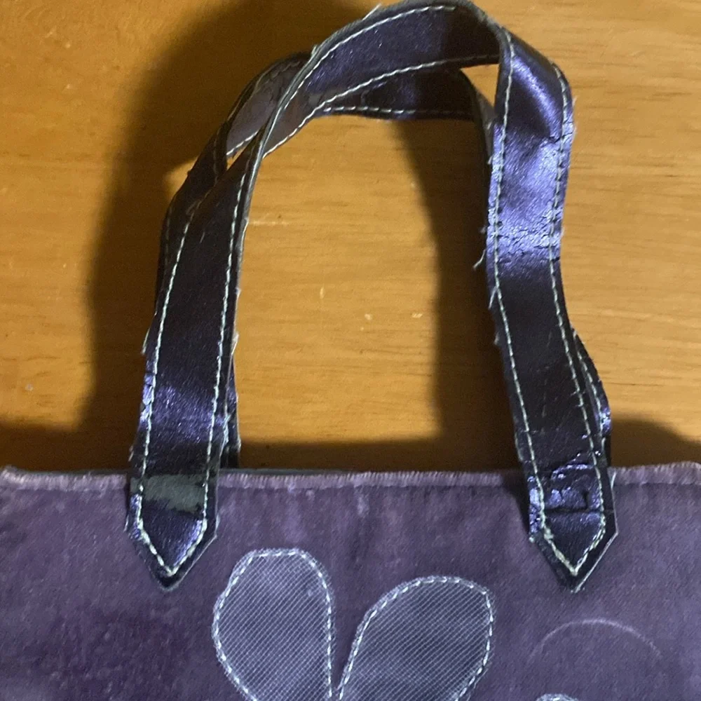Gap velvet Kids lavender purse flaws the straps are peeling and on the side